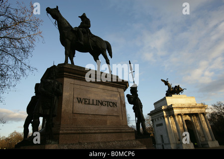 City of London, England. Herzog von Wellington Statue mit dem Wellington Arch und Quadriga Skulptur am Hyde Park Corner. Stockfoto