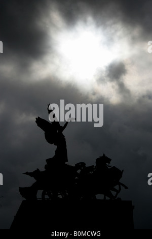 City of London, England. Silhouette der Quadriga Skulptur auf dem Wellington Arch am Hyde Park Corner. Stockfoto