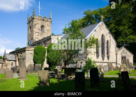 Blick auf St Lawrences Kirche am Eyam im Peak District in Derbyshire Stockfoto