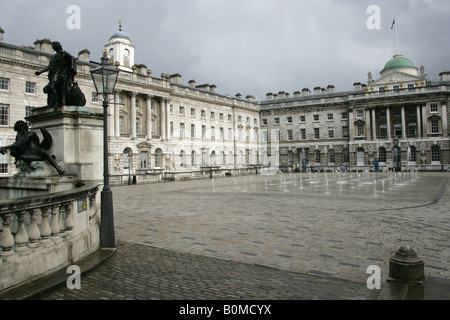 City of London, England. Somerset House in The Strand, mit der Edmond J. Safra Fountain Court im Vordergrund. Stockfoto