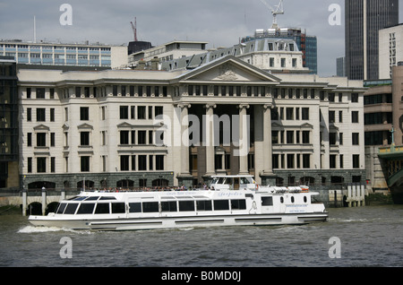 City of London, England. Eine Fluss-Kreuzfahrt-Schiff fährt vorbei an Vinters Ort Bürogebäude auf der Themse von Southwark Bridge. Stockfoto