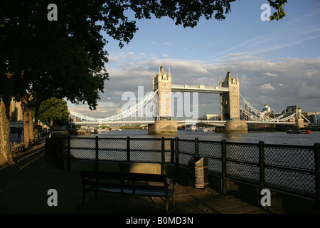 City of London, England. Tower Bridge über die Themse betrachtet von Tower of Westminster Gehweg. Stockfoto