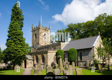 Blick auf St Lawrences Kirche am Eyam im Peak District in Derbyshire Stockfoto