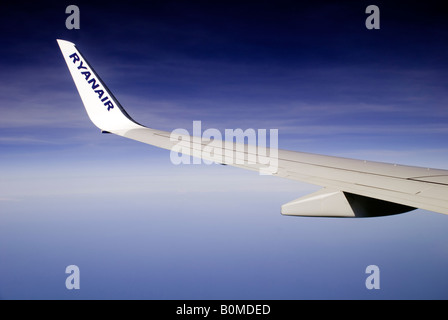 Flügelspitze von Ryanair Boeing 737 im Flug Stockfoto