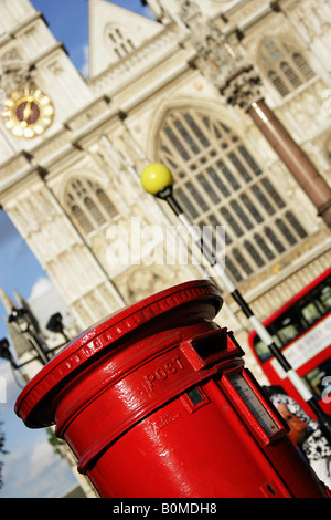 City of Westminster, England.  Einen roten Briefkasten am Tothill Street mit der Westminster Abbey Westfassade im Hintergrund. Stockfoto
