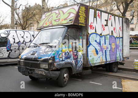 Graphitti beklebt vans der Standinhaber des Wochenmarktes auf dem