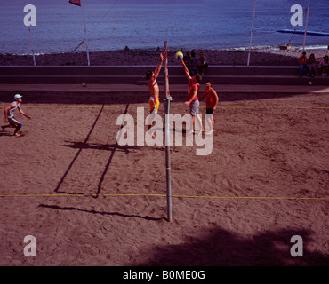 Jungs spielen Volleyball am Strand in Funchal Madeira Stockfoto