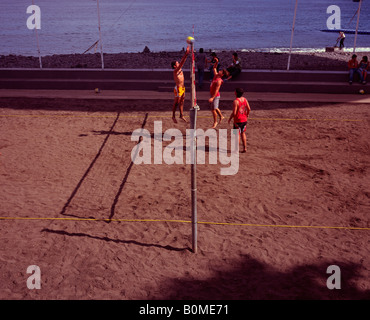 Jungs spielen Volleyball am Strand in Funchal Madeira Stockfoto