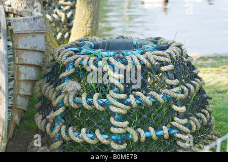 Nahaufnahme eines verworfenen alten leeren Flecht-Seil-Hummertopfes Stockfoto