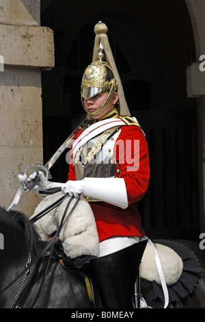 Soldat des königlichen Haushalts-Cavelry in seiner Cerimonial uniform im Dienst am Horseguards Parade in London Stockfoto