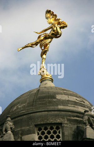 City of London, England. Die Arial Skulptur, der Geist der Luft, auf dem Gebäude der Bank of England in Tivoli-Ecke. Stockfoto