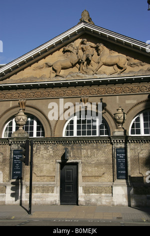 City of Westminster, England. Buckingham Gate Eingang von der Strasse zu den Royal Mews-Souvenir-Shop. Stockfoto