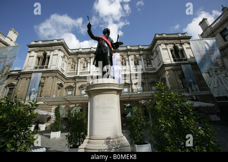 City of London, England. Die Sir Joshua Reynolds-Statue an der Royal Academy of Arts basiert im Burlington House am Piccadilly. Stockfoto