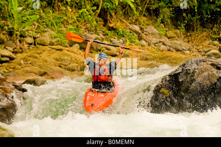 COSTA RICA Wildwasser-Enthusiasten Kajakfahren auf dem unteren Pacuare Fluss Karibik Hang Stockfoto