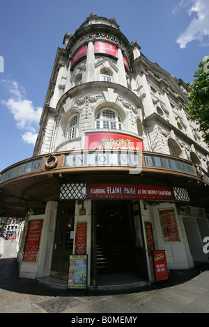 City of London, England. Das West End Novello Theater am Aldwych zeigt The Drowsy Chaperone. Stockfoto