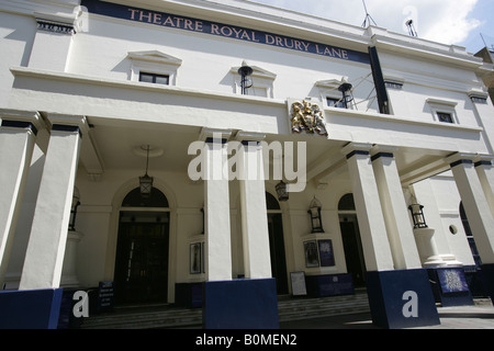 City of London, England. Eingang zum West End Theatre Royal in Covent Garden Theatre Royal Drury Lane, zeigt der Herr der Ringe. Stockfoto