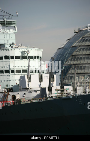 City of London, England. HMS Belfast vertäut am Queens Walk in der Nähe von Morgans Lane am Südufer der Themse. Stockfoto