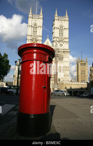 City of Westminster, England.  Einen roten Briefkasten am Tothill Street mit der Westminster Abbey Westfassade im Hintergrund. Stockfoto