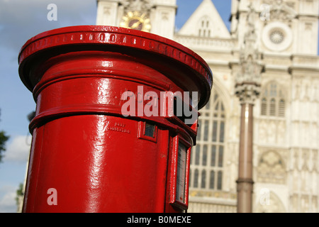 City of Westminster, England.  Einen roten Briefkasten am Tothill Street mit der Westminster Abbey Westfassade im Hintergrund. Stockfoto