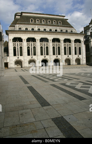 City of London, England. London Guildhall Art Gallery mit Guildhall Hof im Vordergrund. Stockfoto