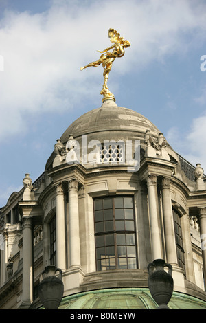 City of London, England. Die Arial Skulptur, der Geist der Luft, auf dem Gebäude der Bank of England in Tivoli-Ecke. Stockfoto