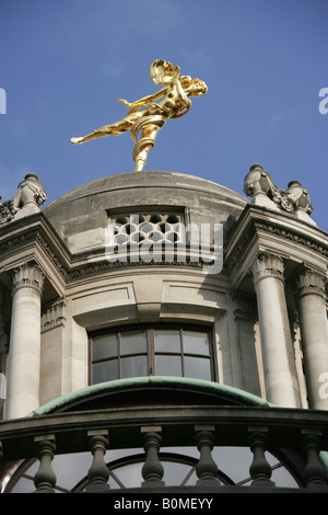 City of London, England. Die Arial Skulptur, der Geist der Luft, auf dem Gebäude der Bank of England in Tivoli-Ecke. Stockfoto