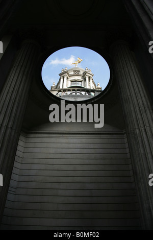 City of London, England. Die Arial Skulptur, der Geist der Luft, auf dem Gebäude der Bank of England in Tivoli-Ecke. Stockfoto