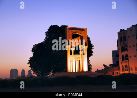 Dubai, Vereinigte Arabische Emirate, Denkmäler öffentliche Skulptur, Bastakiya Gegend, (in der Nähe von Creek) Center City in der Abenddämmerung, Lichter Stockfoto