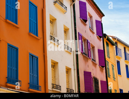 Bunte hölzerne Blendenverschlüsse auf die malerische charmante Gebäude in die Seaport Village von Collioure Frankreich Stockfoto