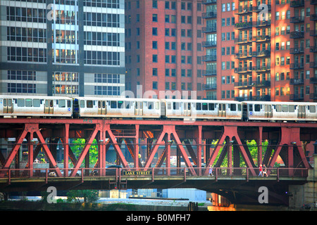 ERHÖHTEN ZUG AUF LAKE STREET ZUGBRÜCKE ÜBER CHICAGO RIVER IN DER INNENSTADT VON CHICAGO ILLINOIS USA Stockfoto