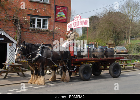 Hook Norton Brauerei Dray außerhalb The Pear Tree Inn Hook Norton Stockfoto