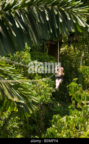 COSTA RICA Frau eine gute Zeit Reißverschluss Futter über Dschungel Baldachin. Pacuare Fluss Lodge. Karibische Hang Stockfoto