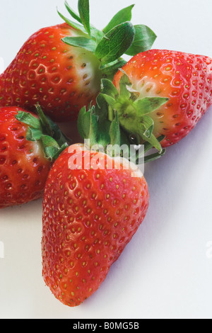 Nahaufnahme von reife Erdbeeren auf weißem Hintergrund Stockfoto
