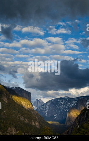 Cumulus-Wolken im Frühjahr über El Capitan und Half Dome Yosemite Valley Yosemite Nationalpark, Kalifornien Stockfoto