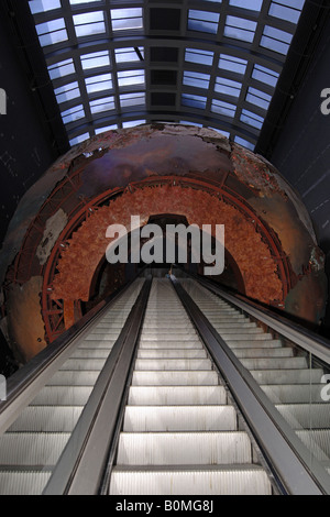 Rolltreppe, die Weitergabe durch Planetenerde im Londoner Natural History Museum Stockfoto