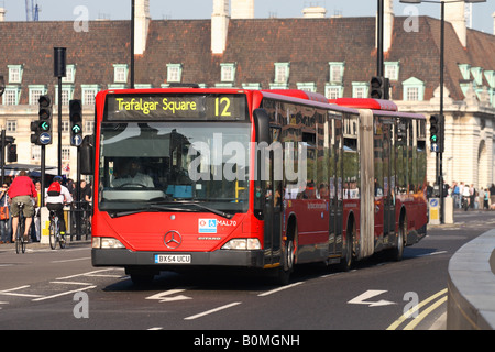 London England Transport Mercedes Benz Citaro Bendybus rote Bus Crosing Westminster Bridge kann 142 Passagiere befördern. Stockfoto