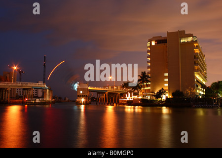 Zugbrücke (Bascule) öffnet in der Nacht am Boca Raton Einlass, Boca Raton Florida Stockfoto