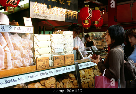 7. November 2004 - kauft Frau Cookies auf dem Nakamise Dori in Tokios historisches Viertel Asakusa. Stockfoto