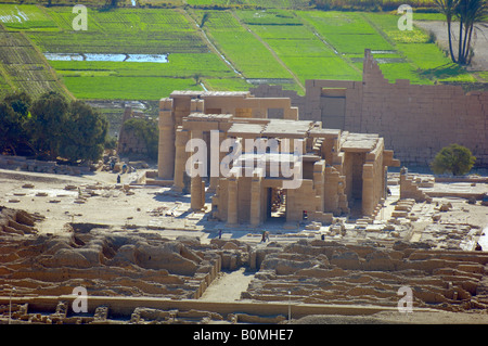 Draufsicht der Totentempel Ramses in Medinet Habu aus dem Totentempel der Hatschepsut, Ägypten, Luxor, Theben, Der el-Bahri Stockfoto
