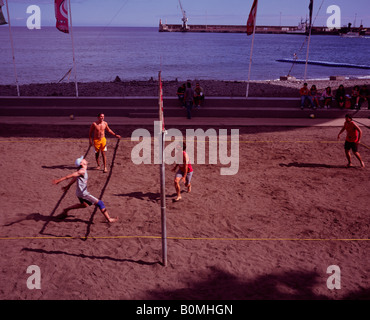 Jungs spielen Volleyball am Strand in Funchal Madeira Stockfoto