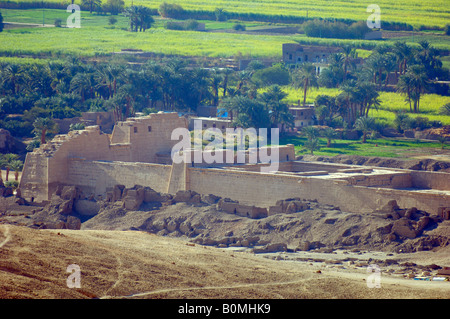 Draufsicht der Totentempel Ramses in Medinet Habu aus dem Totentempel der Hatschepsut, Ägypten, Luxor, Theben, Der el-Bahri Stockfoto