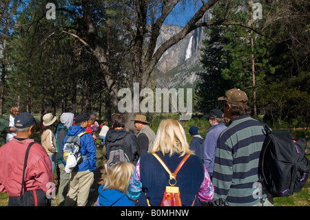 Touristen genießen Sie eine freie Fotografie Lektion über das Valley Foto-Spaziergang-Yosemite-Nationalpark in Kalifornien Stockfoto