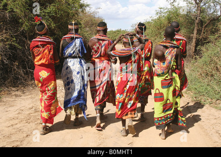 Frauen des Stammes Samburu aus Zentralkenia, führen eine einladende Prozession in ihr Dorf. Stockfoto