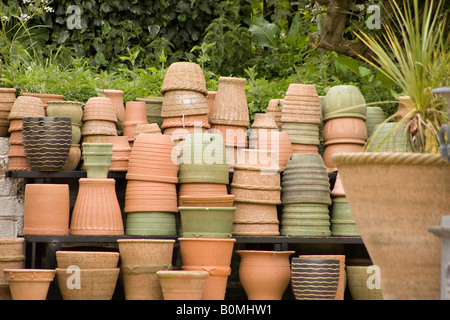 Stapel von Terrakotta-Töpfen, die in Botanischen Gärten in Großbritannien verkauft werden Stockfoto