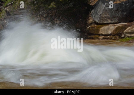 Schnell fließende Wasser des Merced River auf dem Granit Vorfeld über Vernal Falls Yosemite Nationalpark, Kalifornien Stockfoto