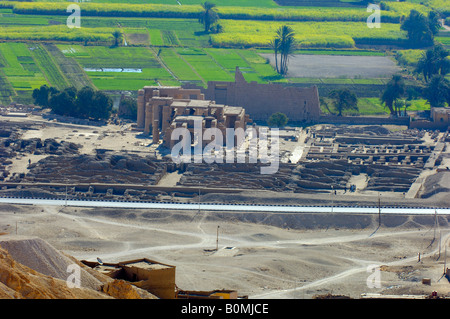Draufsicht des Ramses Leichenhalle Tempel Ramesseum aus dem Totentempel der Hatschepsut, Ägypten, Luxor, Theben, Der el-Bahri Stockfoto