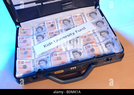 einen Koffer voller Geld mit dem Wort Kinder Universitätsfonds über ihn Stockfoto