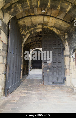 Offene Tür in Alnwick Castle, Alnwick, Northumberland, England. Stockfoto