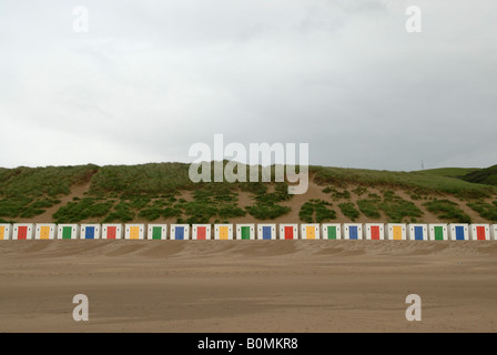 Bunte Strandhäuschen auf Woolacombe Beach North Devon England UK Stockfoto
