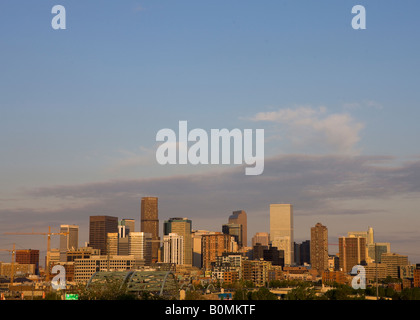 City Skyline-Blick aus dem Westen von Denver Colorado Büro Gebäude Autobahnen und Wolkenkratzer Sonnenuntergang Dämmerung mit lila Wolken Stockfoto